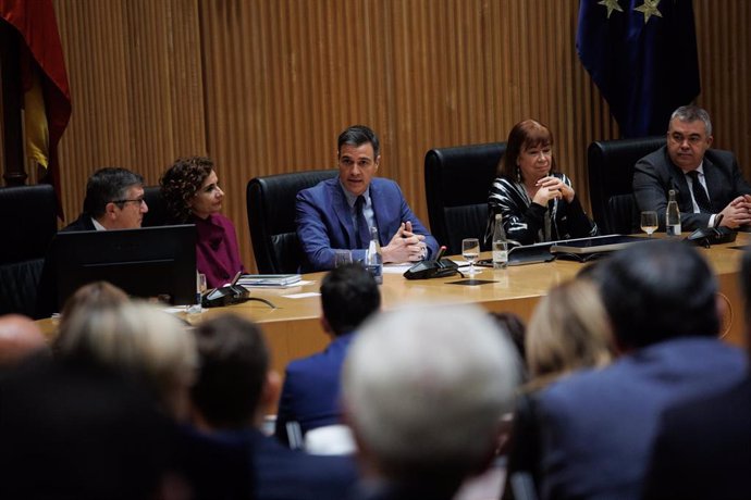 Archivo - (I-D) El portavoz del PSOE en el Congreso de los Diputados, Patxi López; la vicesecretaria general del PSOE y ministra de Hacienda y Función Pública, María Jesús Montero; el presidente del Gobierno, Pedro Sánchez; la vicepresidenta primera del S