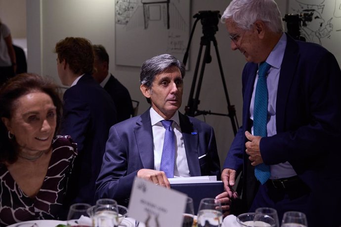 El presidente ejecutivo de Telefónica, José María Álvarez-Pallete (c), durante un almuerzo-coloquio organizado por el Club Siglo XXI, en el Edificio Eurobuilding, a 11 de septiembre de 2024, en Madrid (España).