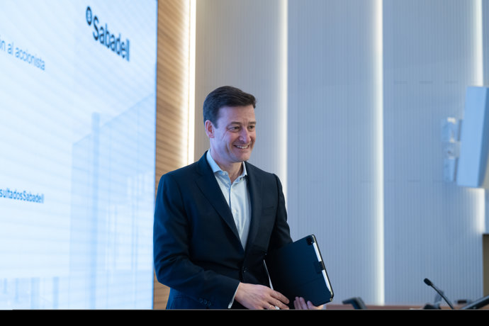 Archivo - El director financiero de Banco Sabadell, Leopoldo Alvear, llega al acto de presentación de resultados 2023, en la sede del Banco Sabadell, a 1 de febrero de 2024, en San Cugat del Vallés, Barcelona, Catalunya (España). 