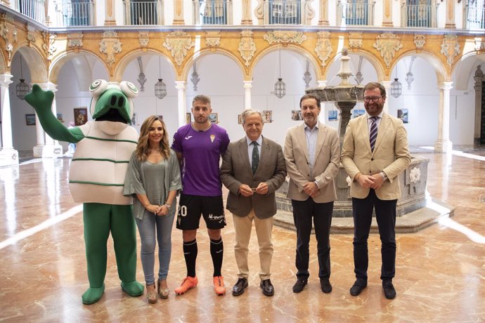 Presentación de la segunda camiseta del Córdoba Club de Fútbol, que toma el color morado de la bandera provincial y sus símbolos.