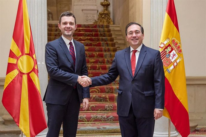 El ministro de Asuntos Exteriores, Unión Europea y Cooperación, José Manuel Albares, y su homólogo de Macedonia del Norte, Timco Macunski, durante su encuentro en Madrid