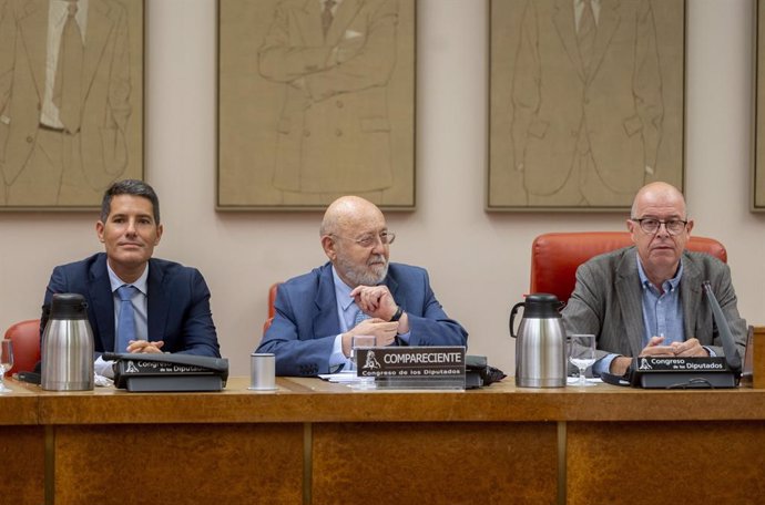(I-D) El vicepresidente segundo de la Comisión, Nacho Martín, el presidente del Centro de Investigaciones Sociológicas (CIS), José Félix Tezanos, y el presidente de la Comisión, José Zaragoza, durante la Comisión Constitucional del Congreso, a 11 de septi