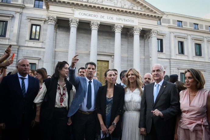 Miembros de la oposición venezolana y del PP durante una concentración frente al Congreso de los Diputados para reivindicar a Edmundo González presidente electo de Venezuela, a 10 de septiembre de 2024, en Madrid (España). La opositora venezolana María Co