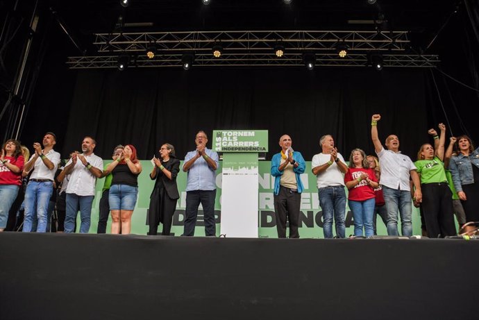 Lectura del manifiesto tras la manifestación de la Diada en Barcelona por parte de Lluís Llach (ANC), Xavier Antich (Òmnium), Jordi Gaseni (AMI); David Minoves (CIEMEN), Sergi Perelló (Intersindical), Teresa Vallverdú (CdRep) y Sònia Pascual (CDR).