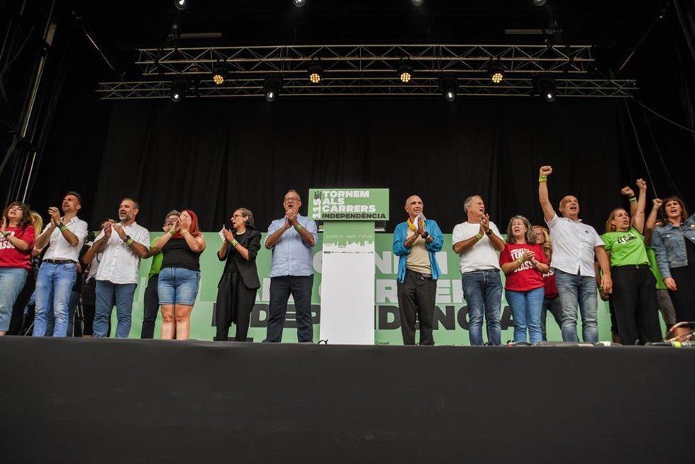 Lectura del manifiesto tras la manifestación de la Diada en Barcelona por parte de Lluís Llach (ANC), Xavier Antich (mnium), Jordi Gaseni (AMI); David Minoves (CIEMEN), Sergi Perelló (Intersindical), Teresa Vallverdú (CdRep) y Snia Pascual (CDR).