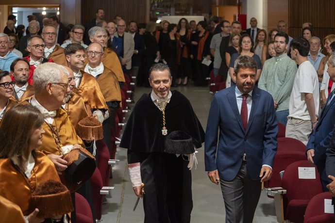 El president de la Generalitat Valenciana, Carlos Mazón (d), i el rector de la Universitat Politècnica de València, José I. Capilla (e), durant l'Acte d'Obertura del Curs Acadèmic 2024/2025 de les Universitats Valencianes