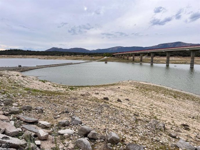 Queda al descubierto el Puente del Tercio, sumergido durante años en el embalse de Valmayor