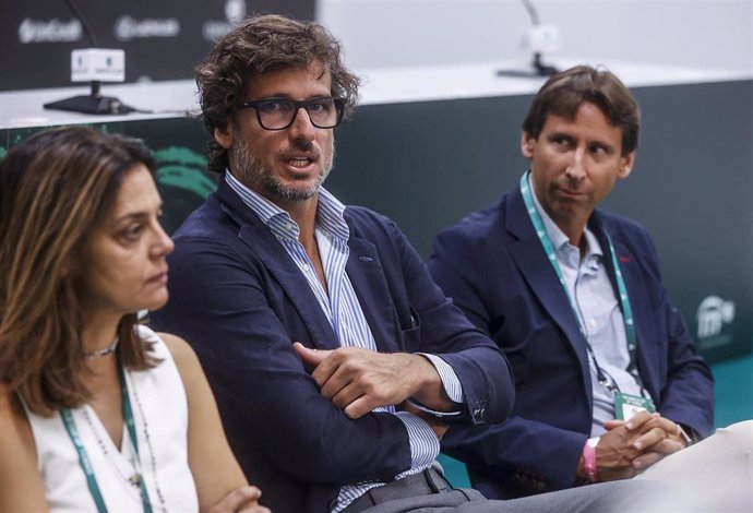 El tenista Feliciano López (c) y el director de Marketing y Comunicaciones de Lexus, Aurelio García (d), durante la Copa Davis, a 11 de septiembre de 2024, en Valencia, Comunidad Valenciana (España). Lexus es vehículo oficial de la Copa Davis 2024, encarg