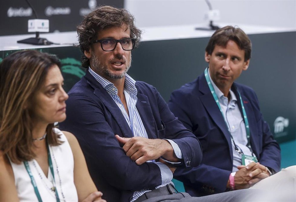 El tenista Feliciano López (c) y el director de Marketing y Comunicaciones de Lexus, Aurelio García (d), durante la Copa Davis, a 11 de septiembre de 2024, en Valencia, Comunidad Valenciana (España). Lexus es vehículo oficial de la Copa Davis 2024, enca