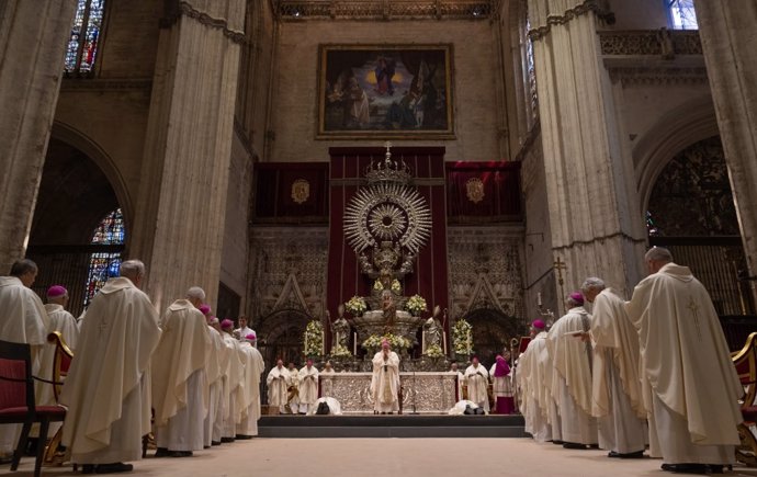 Celebración litúrgica delante del altar de plata.