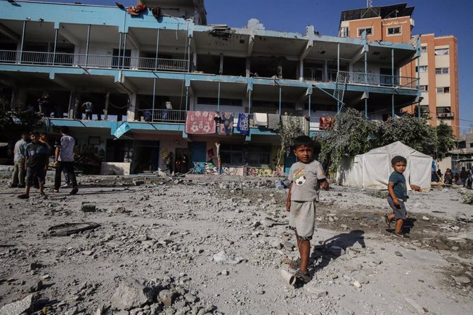 Archivo - Una escuela de la UNRWA en Deir el Balá, en la Franja de Gaza