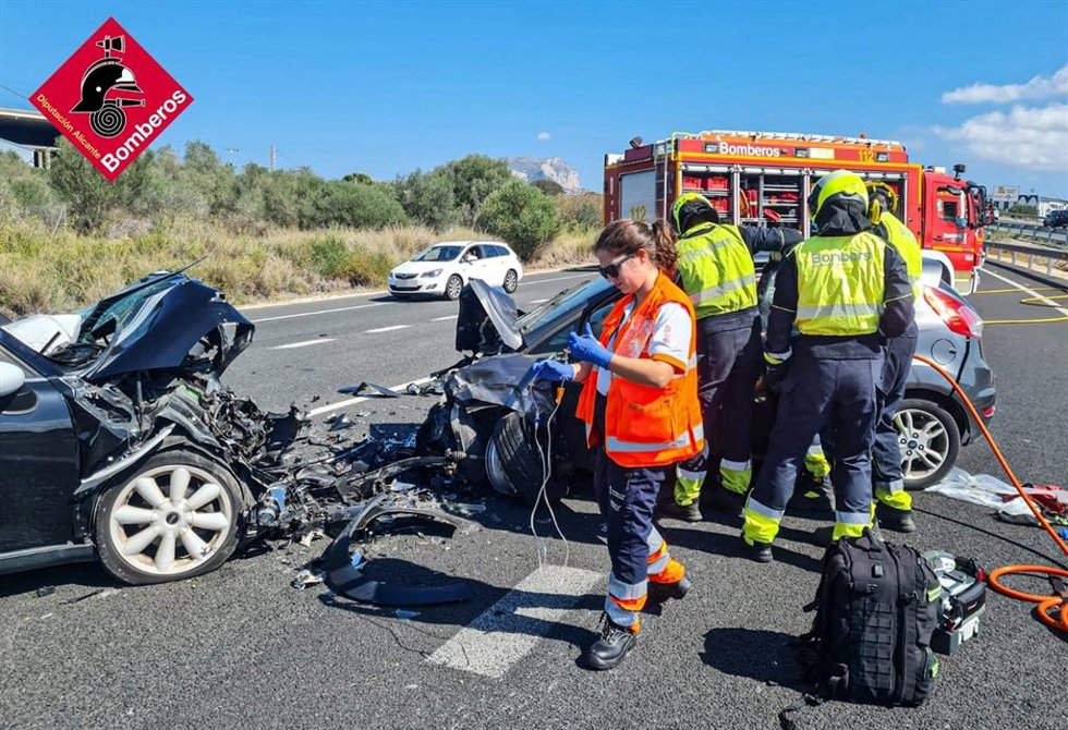 Tres heridos por choque frontal entre dos vehículos en la N-332 entre Dénia y Ondara