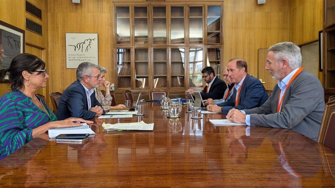 El conseller del Mar y Ciclo del Agua, Juan Manuel Lafuente, en una reunión con representantes del Ministerio para la Transición Ecológica y el Reto Demográfico