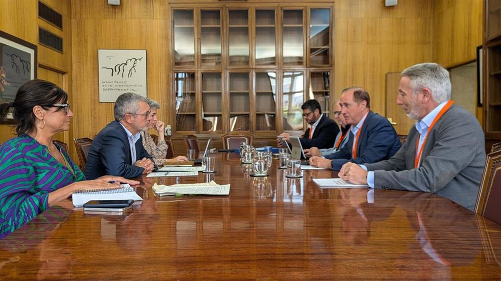 El conseller del Mar y Ciclo del Agua, Juan Manuel Lafuente, en una reunión con representantes del Ministerio para la Transición Ecológica y el Reto Demográfico