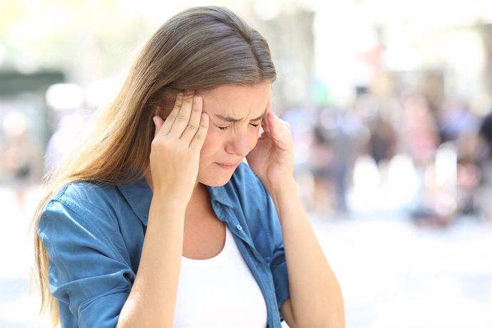 Archivo - Imagen de archivo de una mujer con dolor de cabeza.