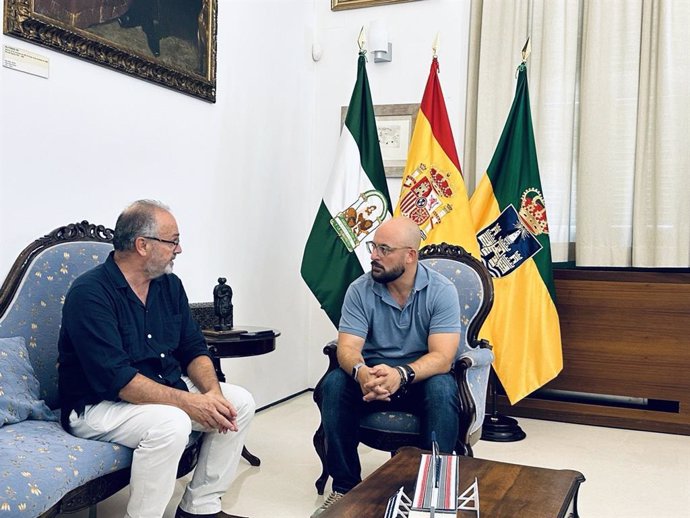 El alcalde de El Puerto de Santa María (Cádiz), Germán Beardo, recibe al nuevo director de la Fundación Rafael Alberti, Uberto Stábile, en el Ayuntamiento.