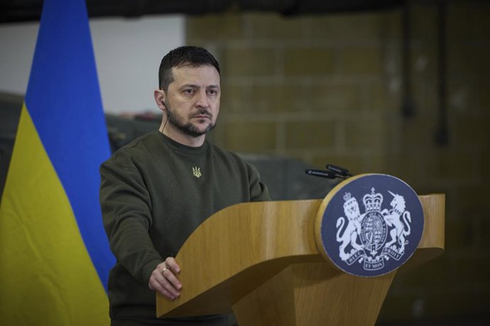 Archivo - February 8, 2023, Dorset, England, United Kingdom: Ukrainian President Volodymyr Zelenskyy, listens to a question during a joint news conference with British Prime Minister Rishi Sunak, following a visit to Bovington Camp Armour Centre, February