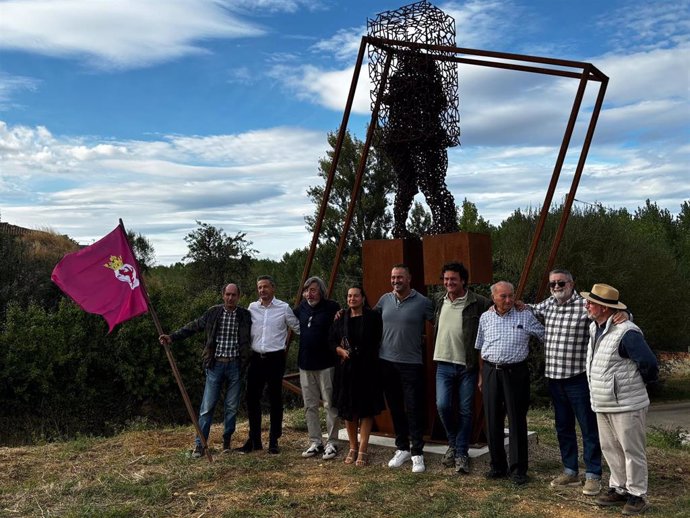 Los participantes en el acto de presentación de la escultura en San Cibrián de Ardón (León) a la finalización del mismo