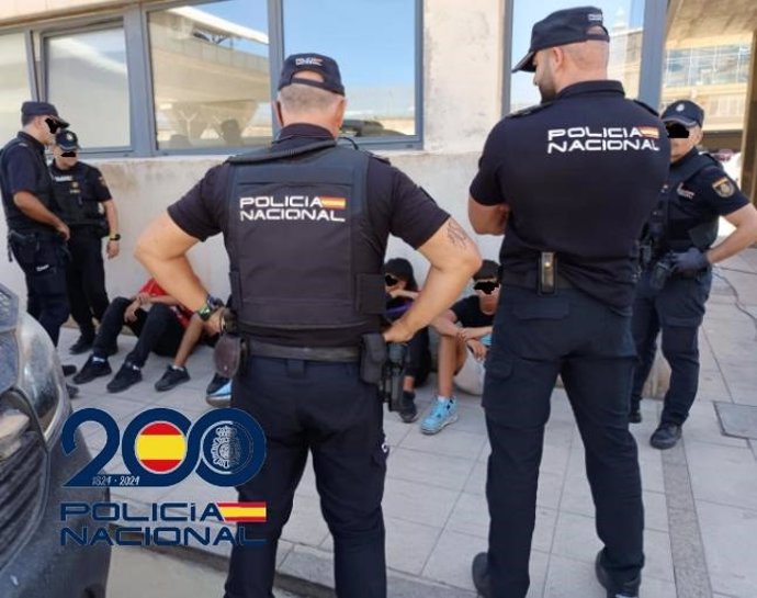 Algunos de los migrantes interceptados por efectivos de la Policía Nacional.