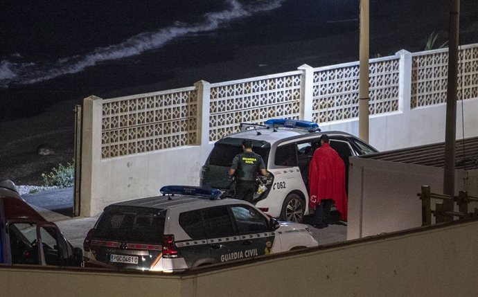 Archivo - Varios vehículos de la Guardia Civil trabajan en el lugar de los hechos, a 11 de agosto de 2024, en Ceuta (España). Durante las primeras horas del domingo, 11 de agosto,  se registró una treintena de intentos de llegar a las playas ceutíes que f