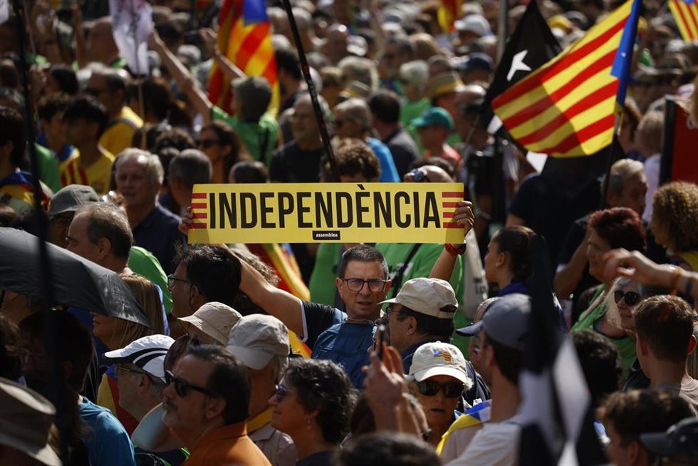 Decenas de personas durante la manifestación de ACN por la Diada, a 11 de septiembre de 2024, en Barcelona, Catalunya (España). Assemblea Nacional Catalana (ANC), mnium Cultural, Associació de Municipis per la Independncia (AMI), Consell de la Repúbli