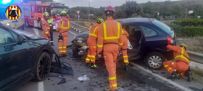 Excarcelan a tres personas tras un accidente entre dos coches en la CV-81 en Ontinyent