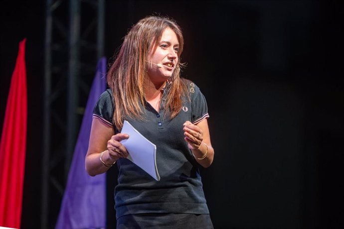 La diputada de la CUP en el Parlament de Catalunya, Laure Vega, interviene durante la manifestación de partidos independentistas por la Diada, en plaza Urquinaona, a 11 de septiembre, en Barcelona, Catalunya (España). Las entidades organizadoras de las ma