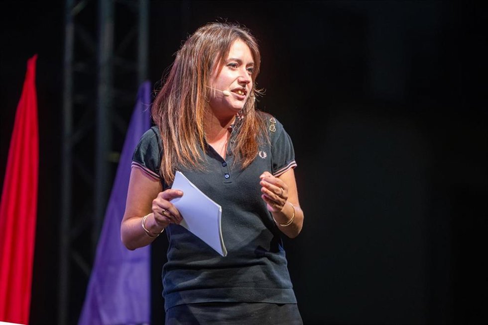 La diputada de la CUP en el Parlament de Catalunya, Laure Vega, interviene durante la manifestación de partidos independentistas por la Diada, en plaza Urquinaona, a 11 de septiembre, en Barcelona, Catalunya (España). Las entidades organizadoras de las