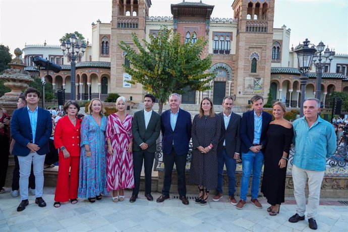 El alcalde de Sevilla, José Luis Sanz (c), entre las autoridades presentes en la inauguración del evento con el pregón de Sara Baras ante el Pabellón Mudéjar.