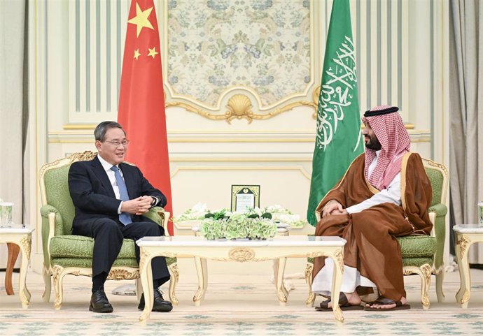 El primer ministro de China, Li Qiang (izquierda), y el príncipe heredero de Arabia Saudí, Mohamed bin Salmán (derecha)