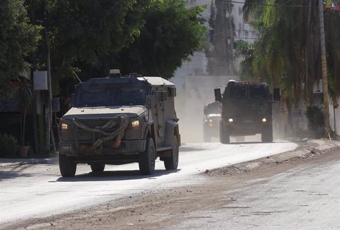 Vehículos militares israelíes en la ciudad de Tulkarem (Cisjordania)