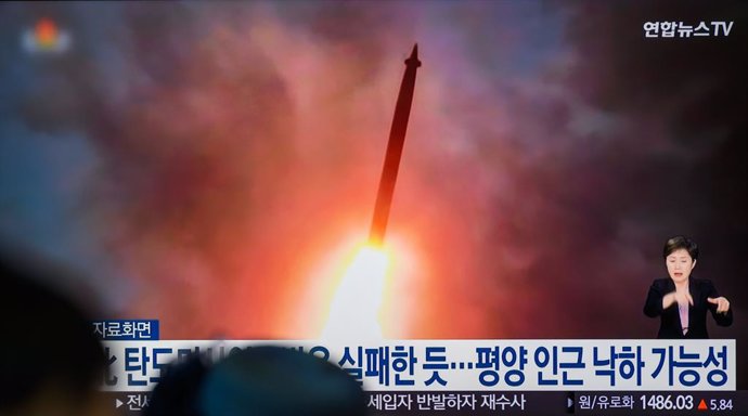 Archivo - July 1, 2024, Seoul, South Korea: A 24-hour Yonhapnews TV broadcast at Yongsan Railway Station in Seoul showing a news broadcast with file footage of a North Korean missile lunch. North Korea fired two ballistic missiles in a northeastern direct