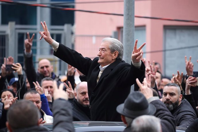 Archivo - January 23, 2024, Tirana, Tirana, Albania: Sali Berisha, leader of Albanian opposition Democratic Party, flash the V for victory as comes out from the office of Special Prosecutor SPAK were he was questioned by country prosecutors for possible c