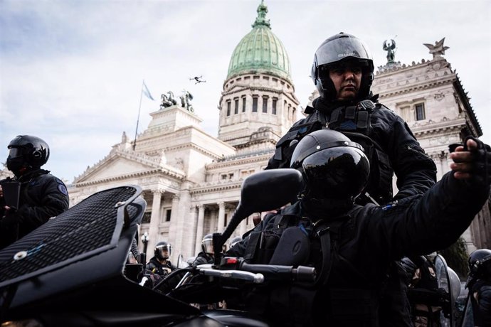 Policía de Argentina protegiendo el Congreso