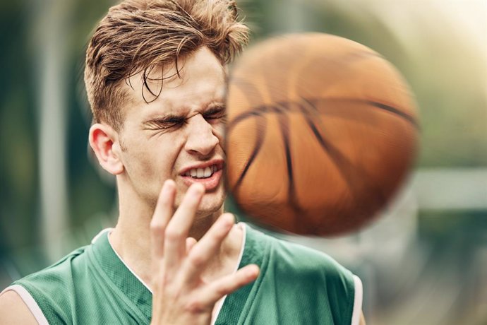 Archivo - Joven es golpeado en la cabeza con un balón.