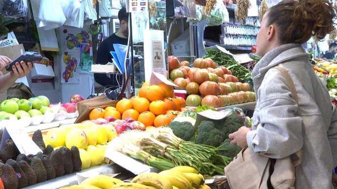 Archivo - Clientes y vendedores del mercado de Ruzafa