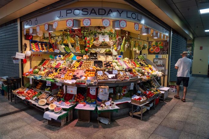 Archivo - Puestos de alimentos en el Mercado de la Encarnación de Sevilla.