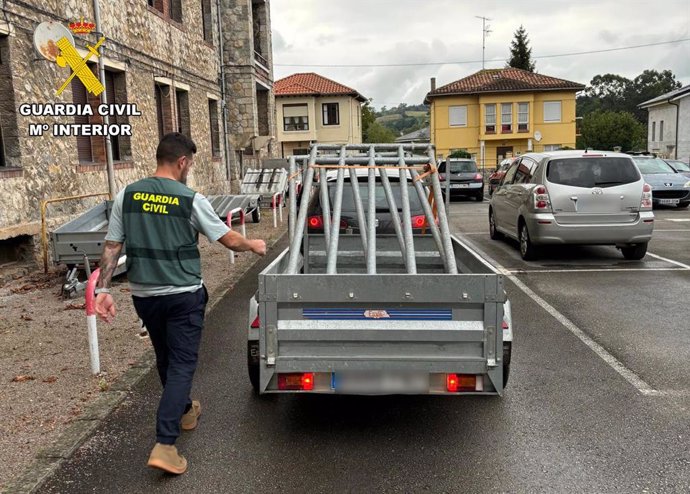 La Guardia Civil recoge las portillas metálicas que el joven de 19 años había sustraído de los terrenos propiedad del Ayuntamiento de Pesquera