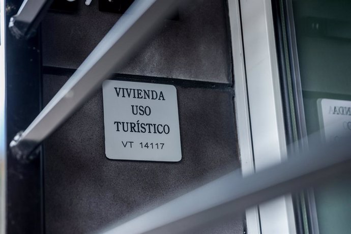 Archivo - Fachada de un piso turístico, a 20 de mayo de 2024, en Madrid (España). El Ayuntamiento de Madrid ha hecho público este lunes, 20 de mayo, en su web oficial el listado de todas las viviendas de uso turístico (VUT) que tienen licencia urbanística