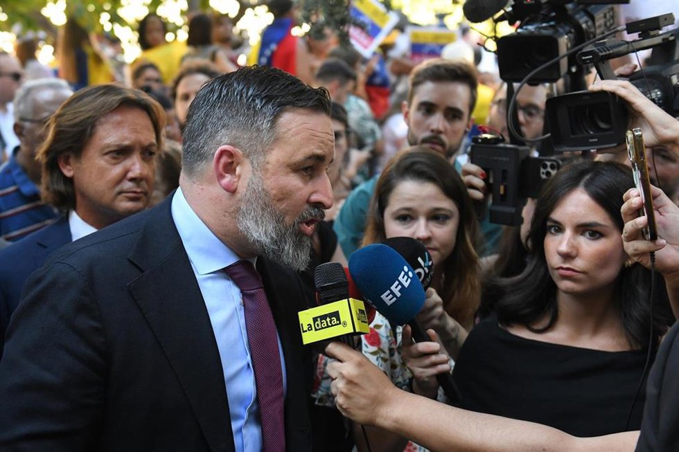 El presidente de VOX, Santiago Abascal, ofrece unas declaraciones a la prensa durante una concentración frente al Congreso de los Diputados para reivindicar a Edmundo González presidente electo de Venezuela, a 10 de septiembre de 2024, en Madrid (España