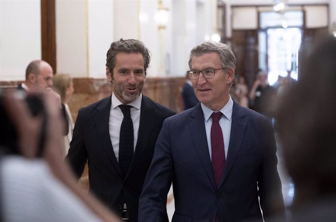 El portavoz del PP, Borja Sémper (i) y el presidente del PP, Alberto Núñez Feijóo (d), salen de una sesión plenaria en el Congreso de los Diputados, a 11 de septiembre de 2024, en Madrid (España). 