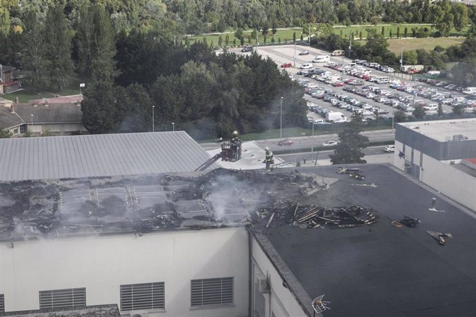 Tejado del edificio de la Policía Municipal de Pamplona calcinado por el incendio.