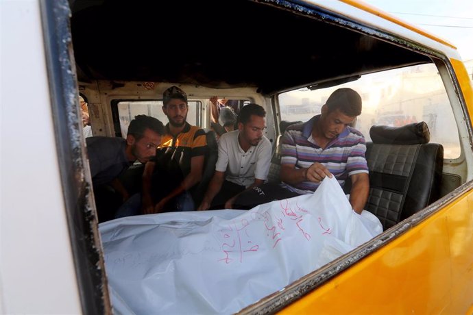 Familiares de un palestino muerto a causa de un ataque del Ejército de Israel tras recibir su cuerpo en la morgue del Hospital Mártires de Al Aqsa, en Deir al Balá, en el centor de la Franja de Gaza (archivo)