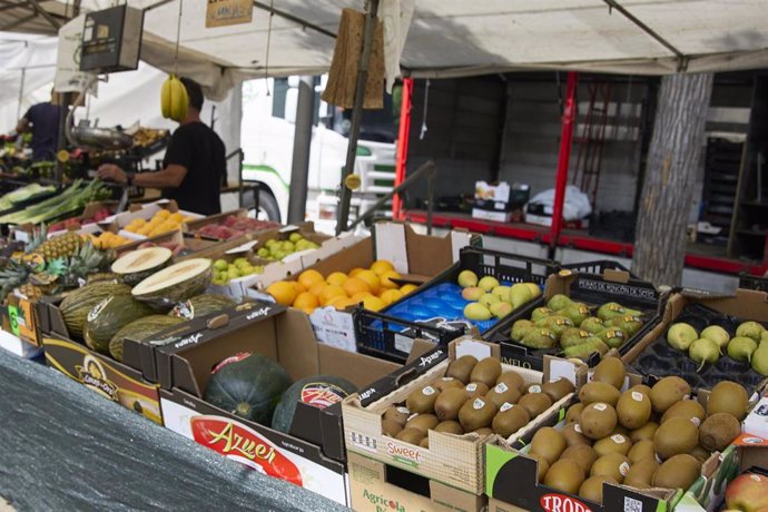 Un puesto de frutas y verduras en el mercadillo de Plaza Elíptica, a 29 de agosto de 2024, en Madrid (España). 