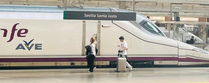 Archivo - Viajeros en la estación de AVE de Santa Justa (Sevilla).