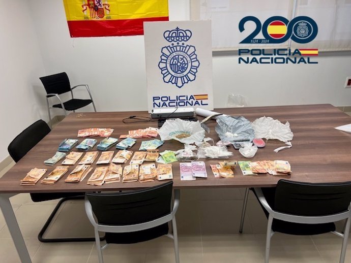 Cae una banda criminal por tráfico de drogas en Écija con cinco detenidos y más de 21.000 euros intervenidos.