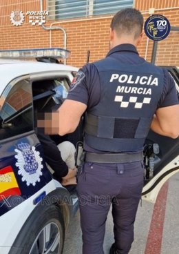 Imagen de un agente en el traslado de la detenida