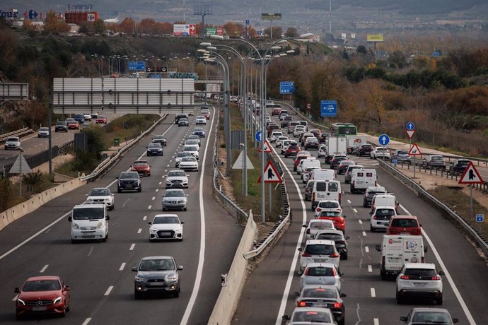 Archivo - Varios coches circulan por una carretera