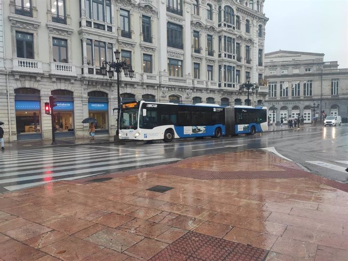 Archivo - Autobús urbano TUA, tráfico en el centro de Oviedo, futura zona de bajas emisiones.  Lluvia en Oviedo, entorno del Campo San Francisco.