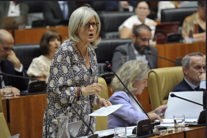 La portavoz de la Junta de Extremadura, Victoria Bazaga, en el pleno de la Asamblea